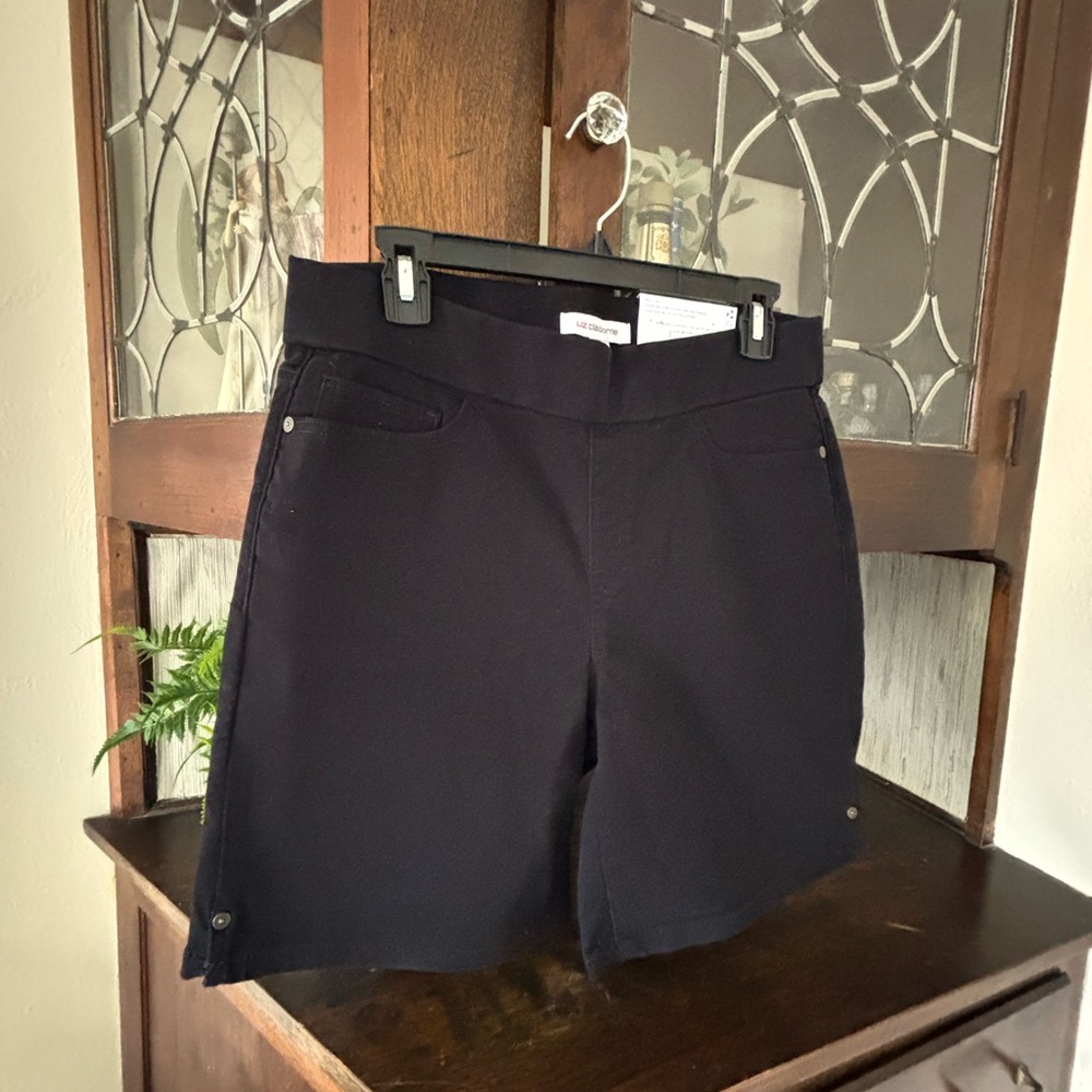 Liz Claiborne Black Amber Short Mid-Rise NWT size 10